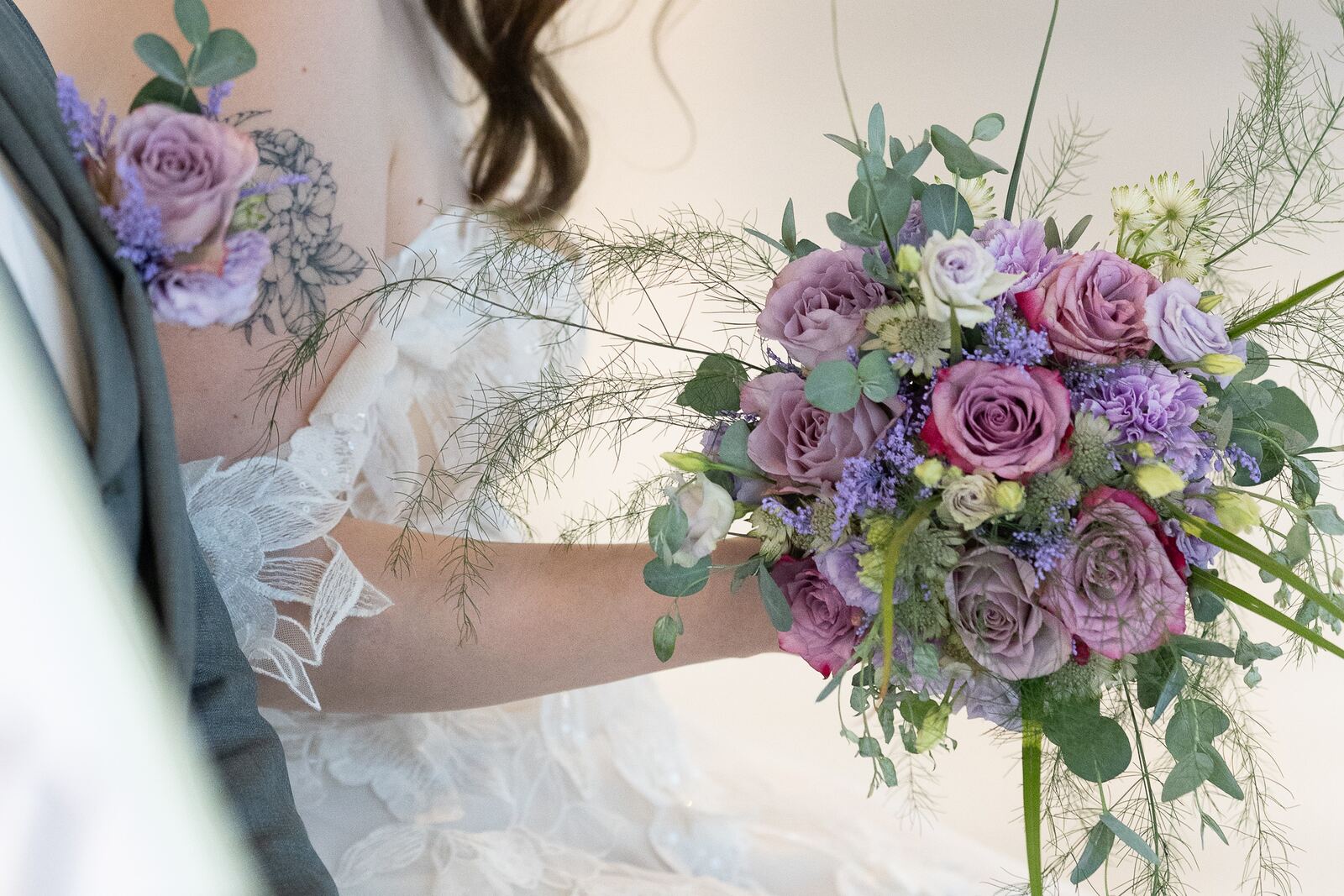 Brautstrauß mit Rosen in Flieder und Pink, Eukalyptus und Gräsern